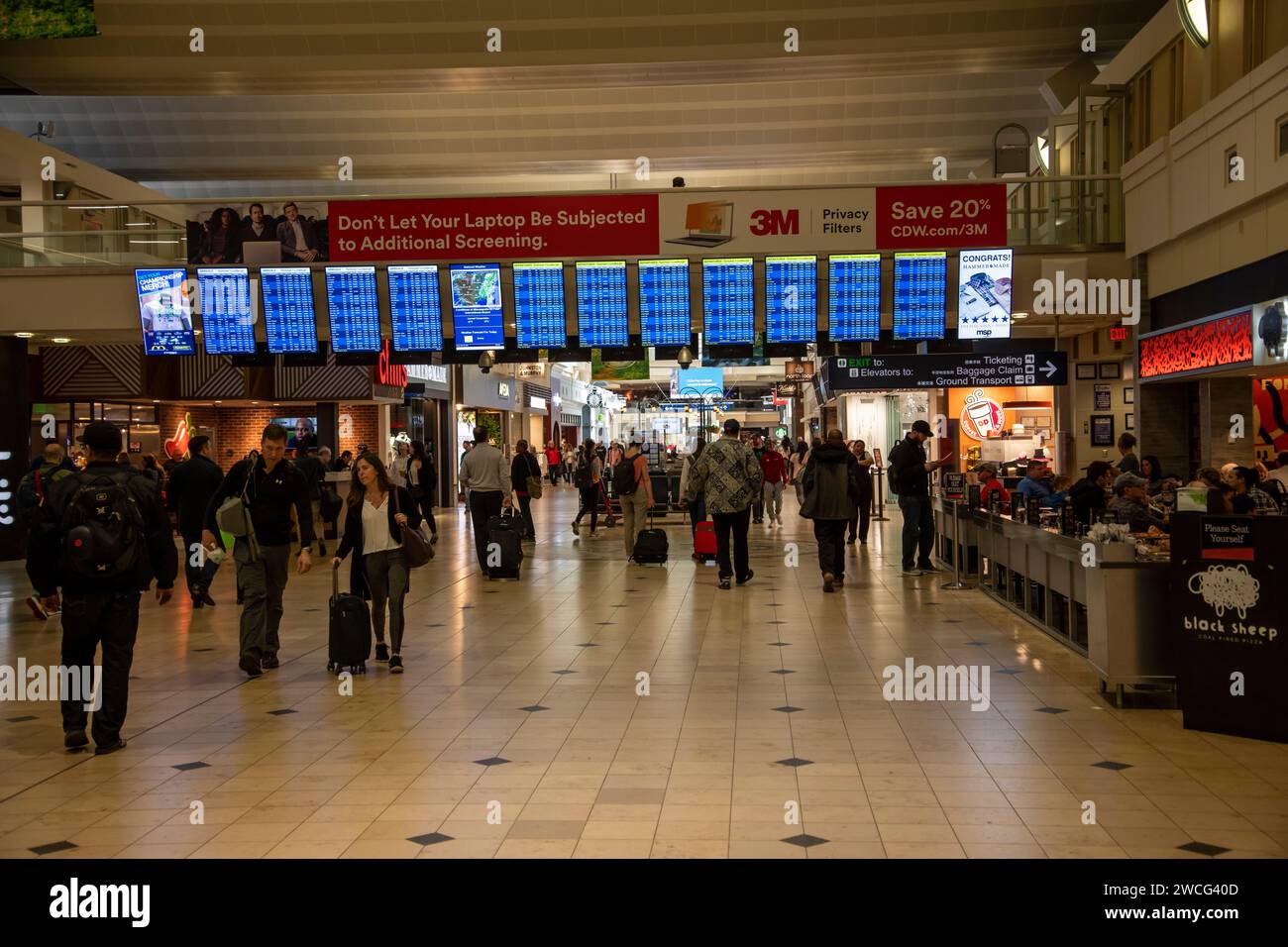 Internationaler Flughafen Bloomington, Minnesota.MSP. Der Flughafen ist voll und die Reisenden laufen zu den Gates und vielen Geschäften im Flughafen. Stockfoto