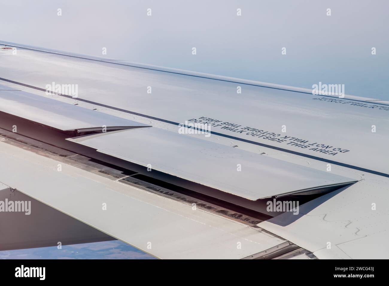 Kansas City, Missouri. Die Flügelklappen öffnen sich beim airbus. Klappen sorgen für mehr Auftrieb. Stockfoto