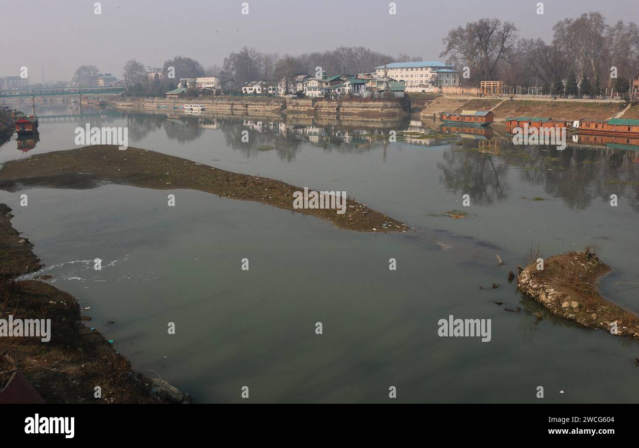 Srinagar, Indien. Januar 2024. 15. Januar 2024, Srinagar Kashmir, Indien : Blick auf einen getrockneten Teil des Jhelum-Flusses in Srinagar. Der lange trockene Winter verlässt den Jhelum River am Historic Low und gefährdet Hausboote und enttäuschende Skifahrer in Gulmarg. Am 15. Januar 2024 In Srinagar Kaschmir, Indien. (Foto von Firdous Nazir/Eyepix Group) Credit: SIPA USA/Alamy Live News Stockfoto