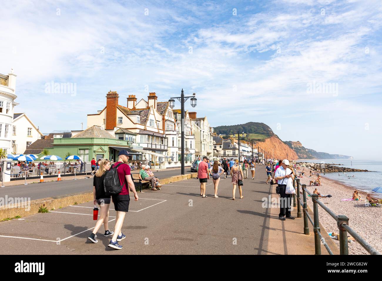 Sidmouth Devon, Urlauber auf der Esplanade an einem sehr heißen Septembertag, England, Großbritannien, 2023, Blick auf die jurastadt Stockfoto