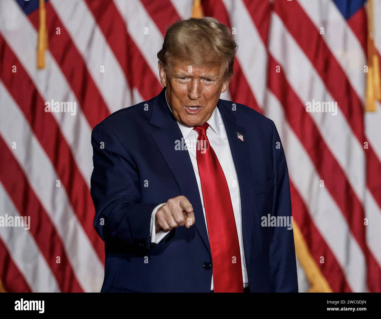 Des Moines, Usa. Januar 2024. Der ehemalige US-Präsident Donald J. Trump feiert seinen Sieg im Iowa Caucus 2004 im Iowa Events Center in des Moines, Iowa am Montag, den 15. Januar 2024. Als Nächstes im Rennen um das Weiße Haus wird die Vorwahl in New Hampshire stattfinden. Foto: Tannen Maury/UPI Credit: UPI/Alamy Live News Stockfoto