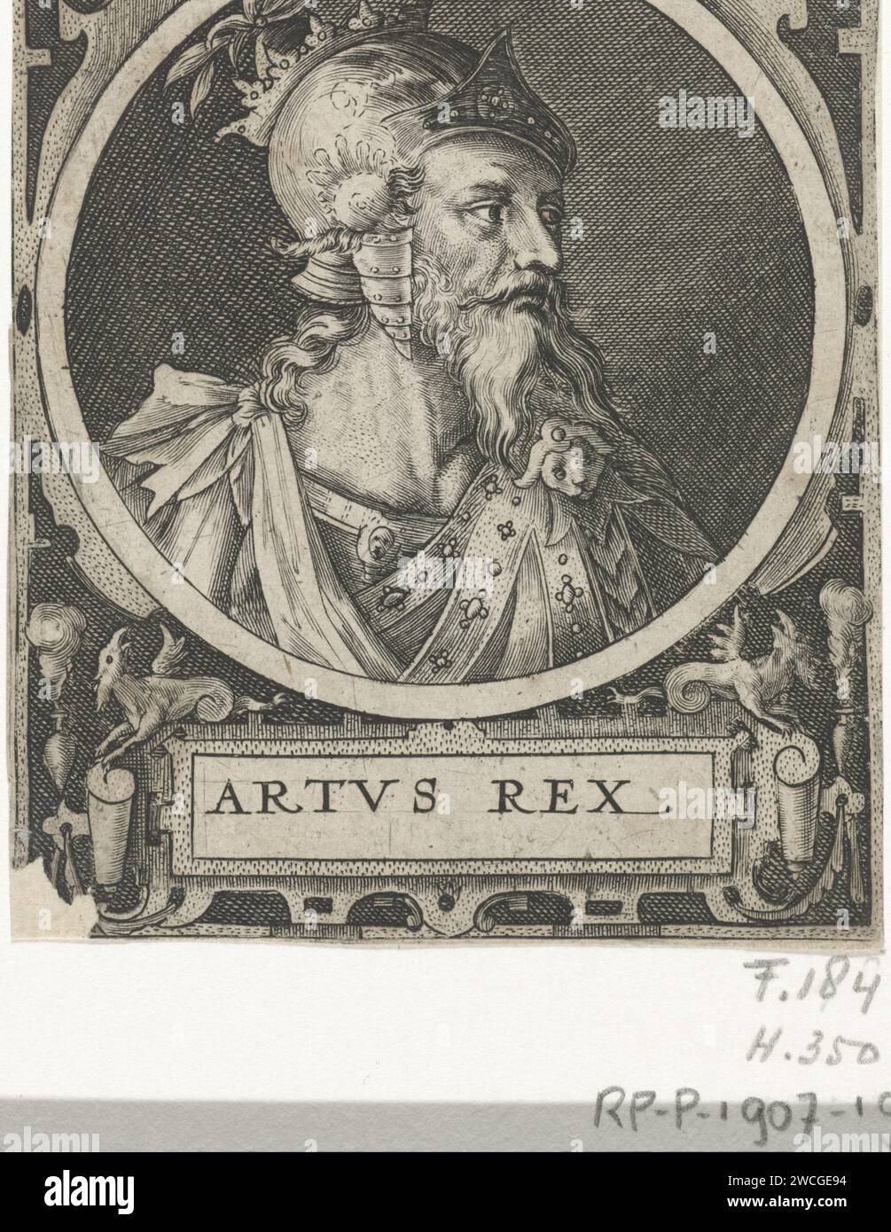 König Artus als einer der neun Helden, Crispijn van de Passe (I), 1574–1637 drucken der christliche Held König Artus. Büste in einem Medaillon mit einer Kartusche, darunter sein Name. In den unteren Ecken zwei Fabeltiere und darüber zwei Engel mit einer Krone. Prent aus einer Serie von neun mit Helden. Unbekannter Papierstich Arthur (einer der neun Wertsachen) Stockfoto