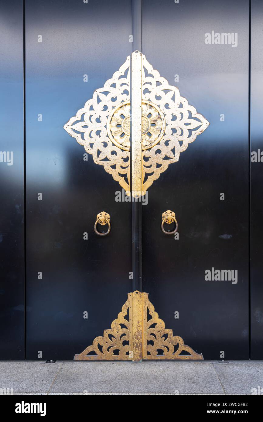 Tokio, Japan. Januar 2024. Detail der Ornamente an einer Tür des buddhistischen Sensō-JI-Tempels im Stadtzentrum Stockfoto