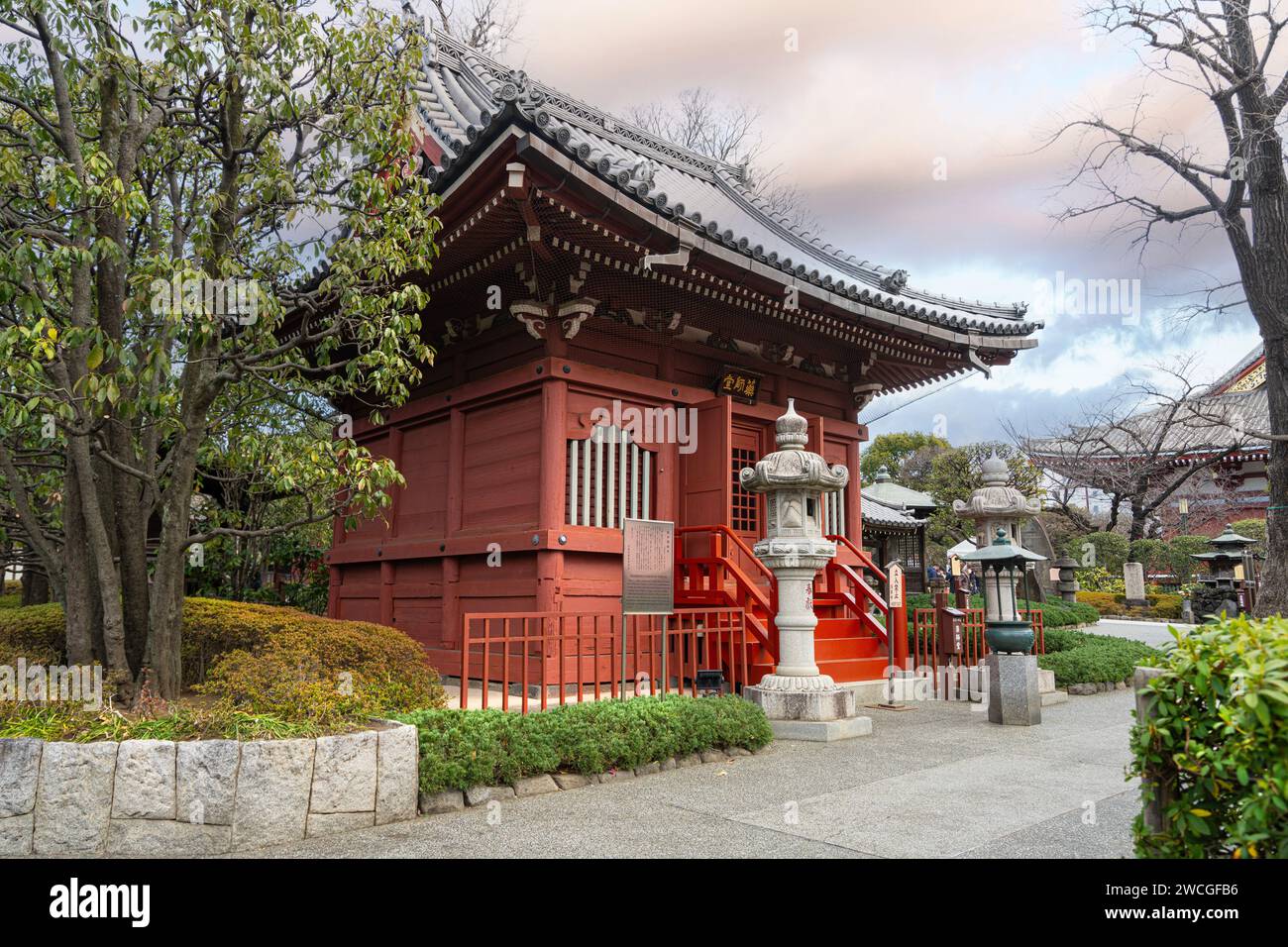 Tokio, Japan. Januar 2024. Außenansicht des buddhistischen Tempels Hashimoto Yakusi-do im Stadtzentrum Stockfoto