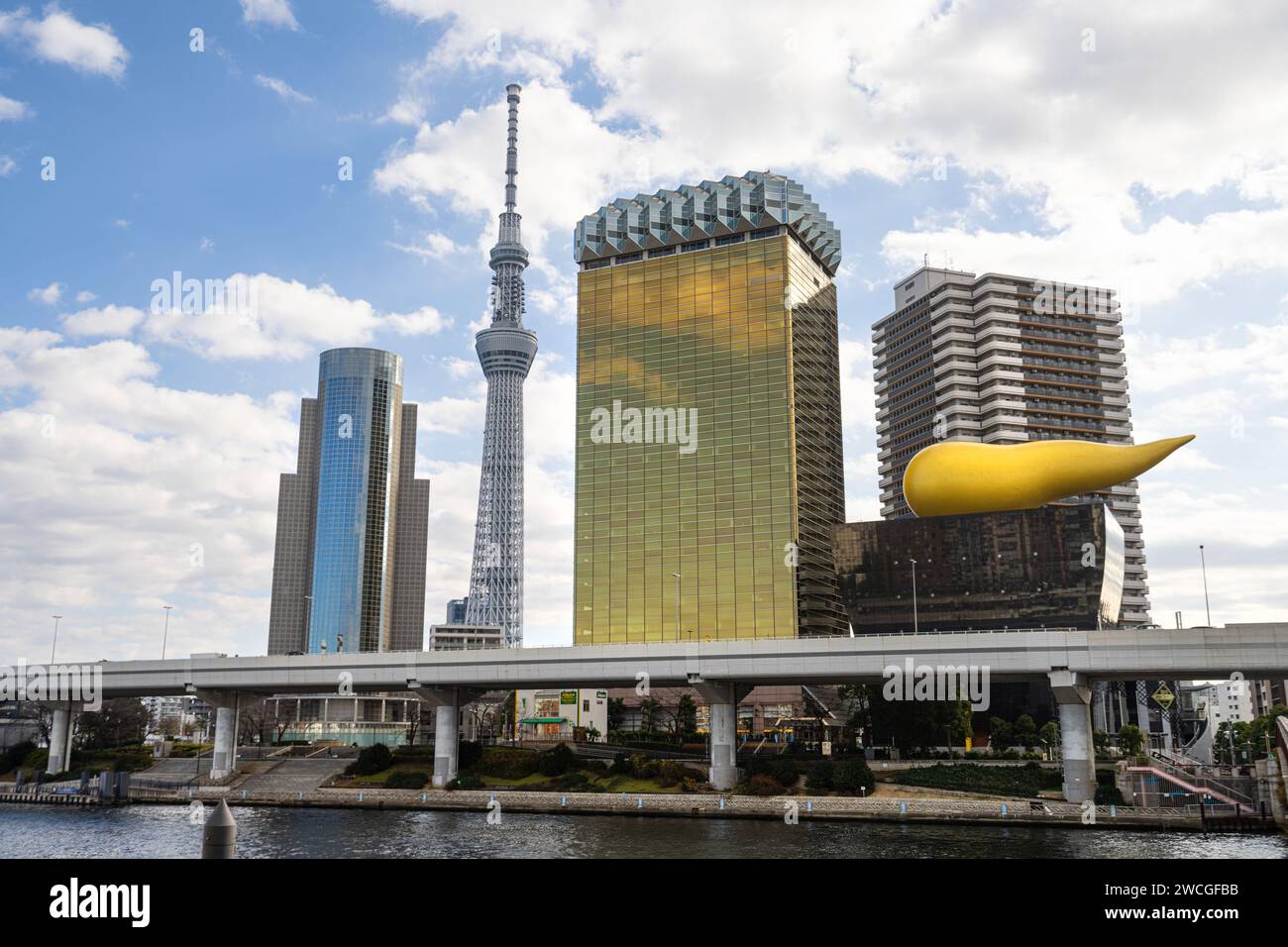 Tokio, Japan. Januar 2024. Panoramablick auf das Hauptgebäude der Asahi Group und den Tokyo Skytree Tower im Stadtzentrum Stockfoto