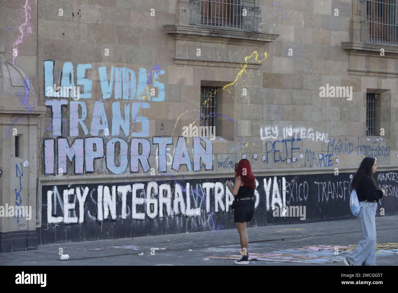 Mexiko-Stadt, Mexiko. Januar 2024. Eine Gruppe Transgender-Frauen verurteilen den Mord an ihren Kollegen und die Untätigkeit der Regierung, die Verbrechen aufzuklären. Sie prangern in ihrem Protest an, indem sie Legenden an den Wänden des Nationalpalastes in Mexiko-Stadt malen. Am 15. Januar 2024 in Mexiko-Stadt, Mexiko (Credit Image: © Luis Barron/eyepix via ZUMA Press Wire) NUR REDAKTIONELLE VERWENDUNG! Nicht für kommerzielle ZWECKE! Stockfoto