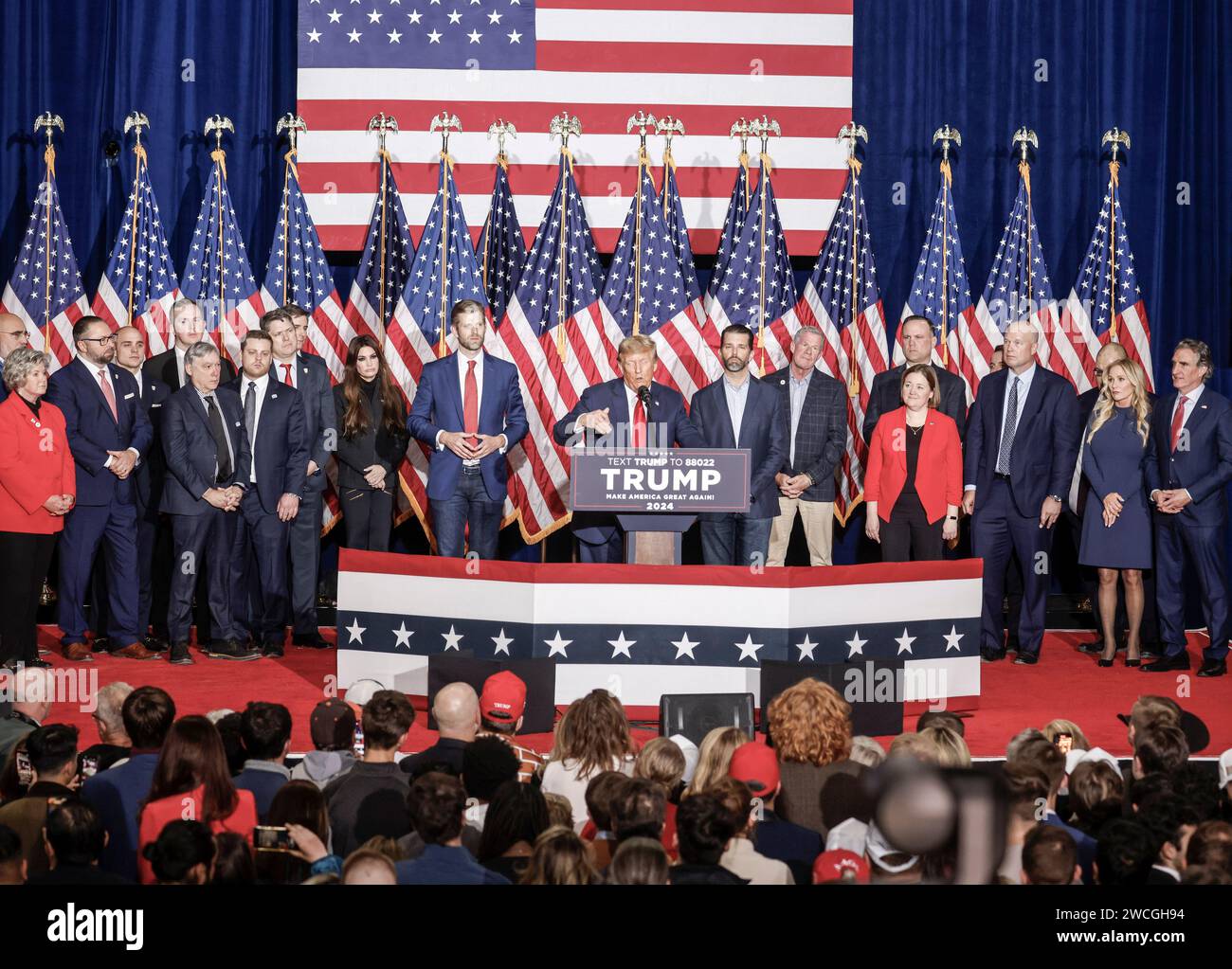 Des Moines, Usa. Januar 2024. Der ehemalige US-Präsident Donald J. Trump feiert seinen Sieg im Iowa Caucus 2024 im Iowa Events Center in des Moines, Iowa am Montag, den 15. Januar 2024. Als Nächstes im Rennen um das Weiße Haus wird die Vorwahl in New Hampshire stattfinden. Foto: Tannen Maury/UPI Credit: UPI/Alamy Live News Stockfoto