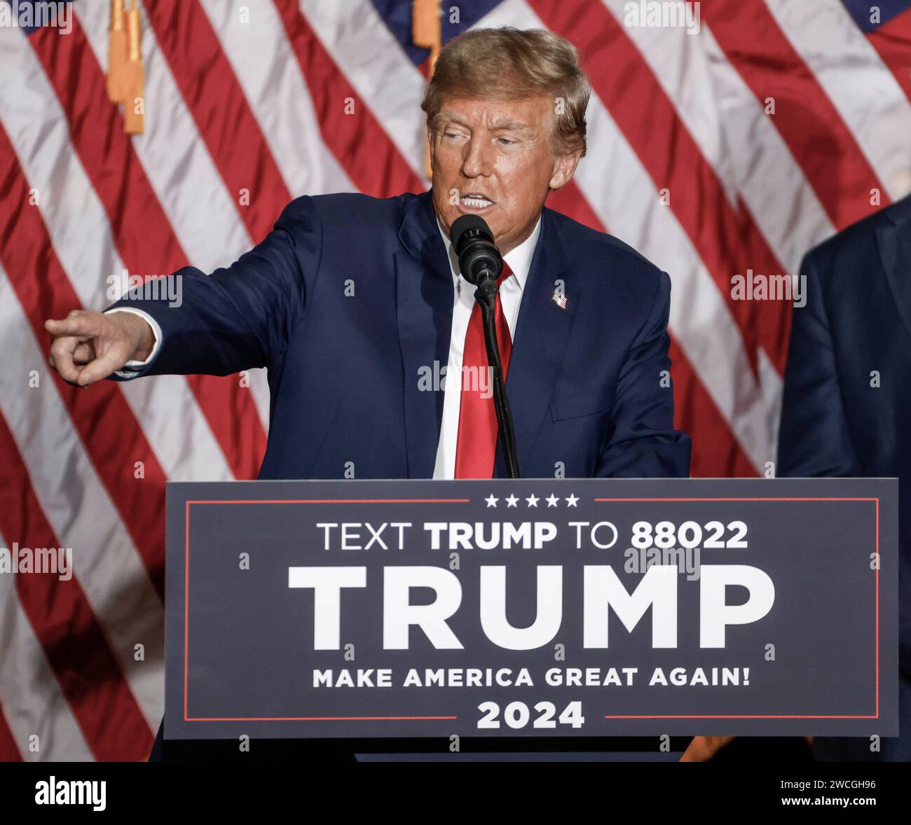 Des Moines, Usa. Januar 2024. Der ehemalige US-Präsident Donald J. Trump feiert seinen Sieg im Iowa Caucus 2024 im Iowa Events Center in des Moines, Iowa am Montag, den 15. Januar 2024. Als Nächstes im Rennen um das Weiße Haus wird die Vorwahl in New Hampshire stattfinden. Foto: Tannen Maury/UPI Credit: UPI/Alamy Live News Stockfoto