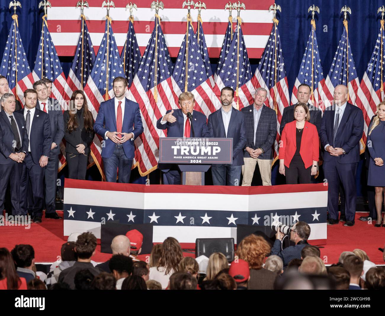 Des Moines, Usa. Januar 2024. Der ehemalige US-Präsident Donald J. Trump feiert seinen Sieg im Iowa Caucus 2024 im Iowa Events Center in des Moines, Iowa am Montag, den 15. Januar 2024. Als Nächstes im Rennen um das Weiße Haus wird die Vorwahl in New Hampshire stattfinden. Foto: Tannen Maury/UPI Credit: UPI/Alamy Live News Stockfoto