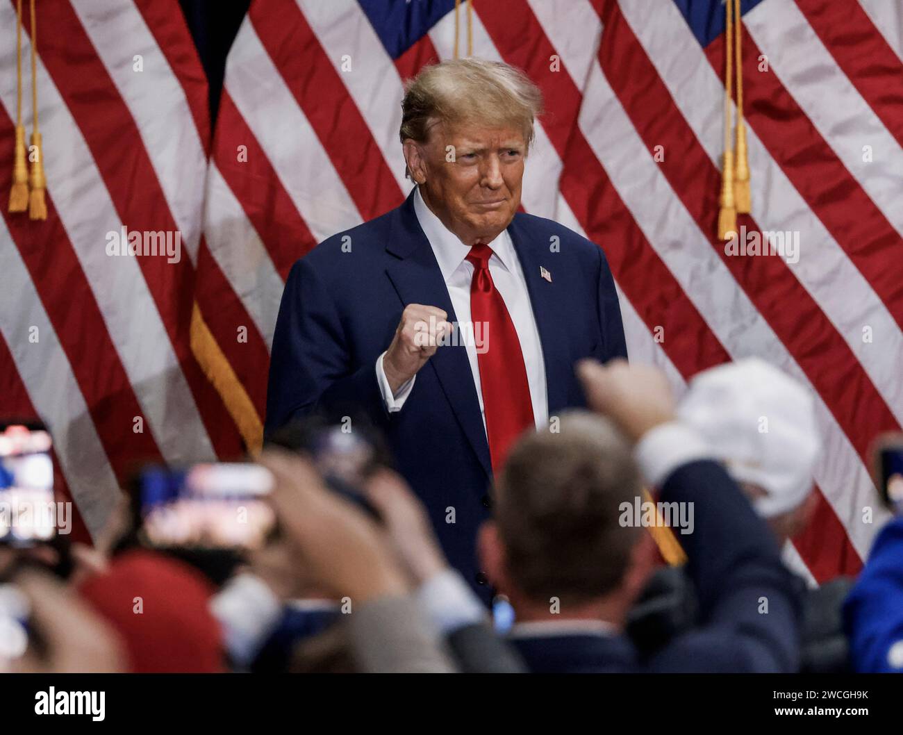 Des Moines, Usa. Januar 2024. Der ehemalige US-Präsident Donald J. Trump feiert seinen Sieg im Iowa Caucus 2024 im Iowa Events Center in des Moines, Iowa am Montag, den 15. Januar 2024. Als Nächstes im Rennen um das Weiße Haus wird die Vorwahl in New Hampshire stattfinden. Foto: Tannen Maury/UPI Credit: UPI/Alamy Live News Stockfoto