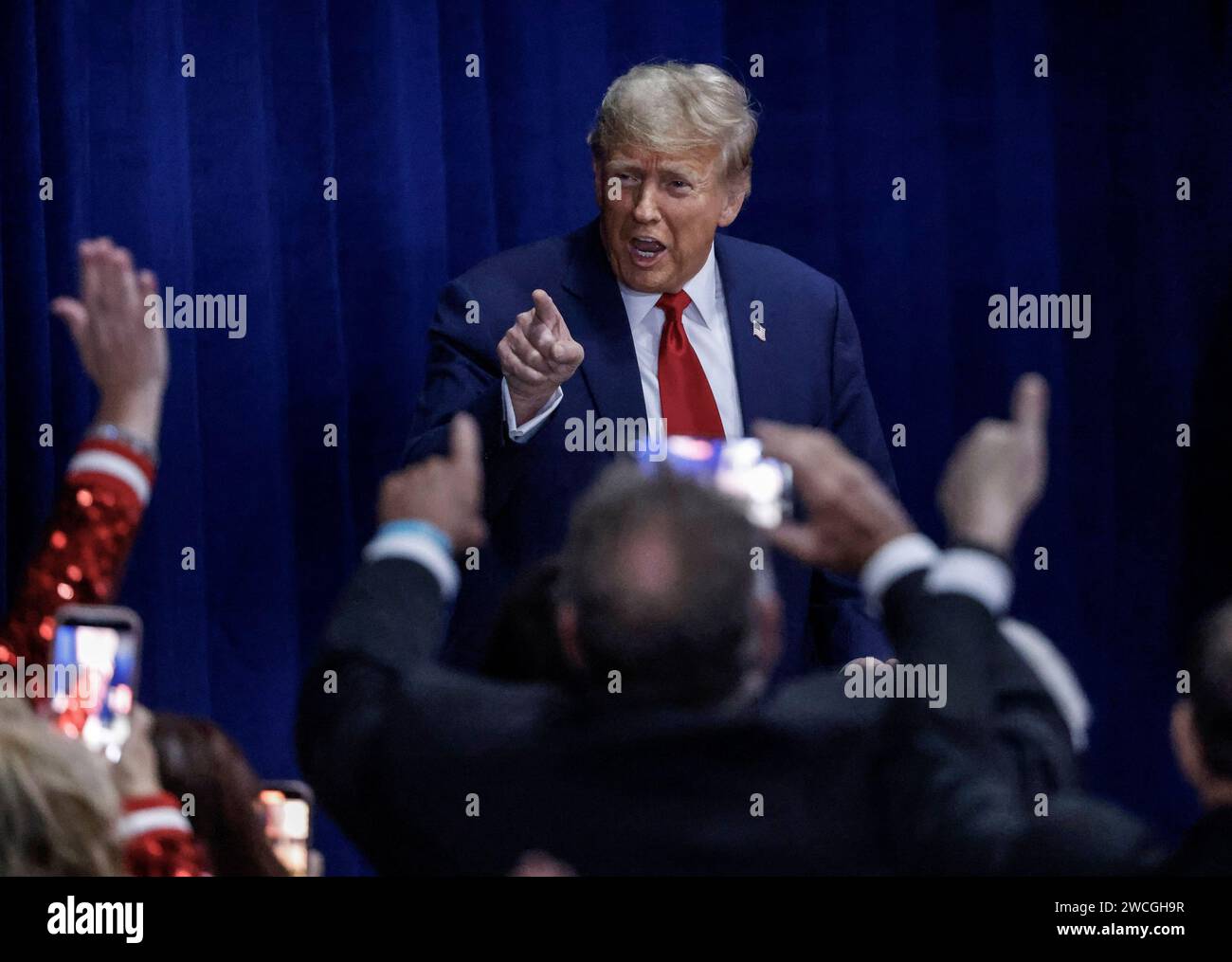 Des Moines, Usa. Januar 2024. Der ehemalige US-Präsident Donald J. Trump feiert seinen Sieg im Iowa Caucus 2024 im Iowa Events Center in des Moines, Iowa am Montag, den 15. Januar 2024. Als Nächstes im Rennen um das Weiße Haus wird die Vorwahl in New Hampshire stattfinden. Foto: Tannen Maury/UPI Credit: UPI/Alamy Live News Stockfoto