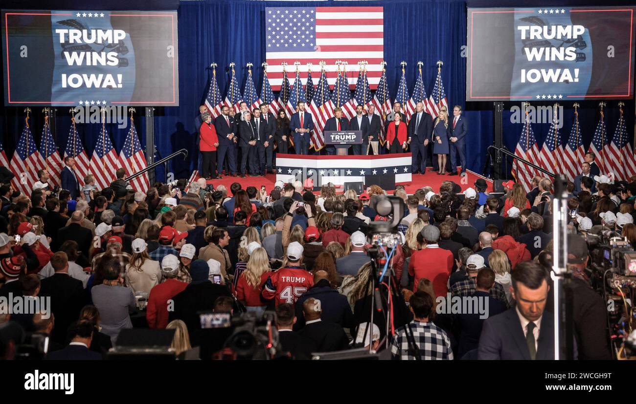 Des Moines, Usa. Januar 2024. Der ehemalige US-Präsident Donald J. Trump feiert seinen Sieg im Iowa Caucus 2024 im Iowa Events Center in des Moines, Iowa am Montag, den 15. Januar 2024. Als Nächstes im Rennen um das Weiße Haus wird die Vorwahl in New Hampshire stattfinden. Foto: Tannen Maury/UPI Credit: UPI/Alamy Live News Stockfoto