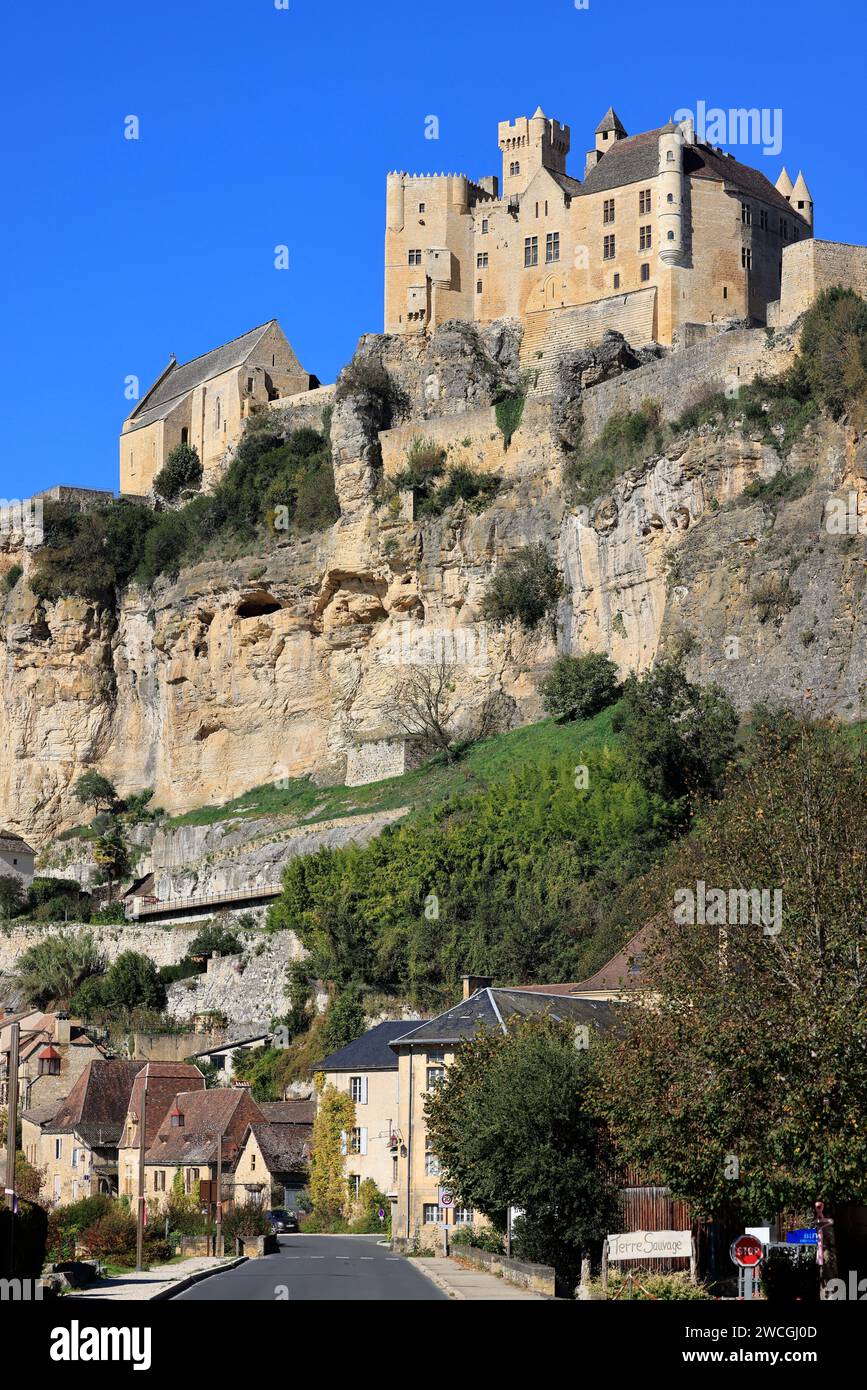 Die Festung und die Kirche Beynac auf der Spitze der Klippe dominieren das Dorf und das Tal der Dordogne. Verlauf, Trav Stockfoto