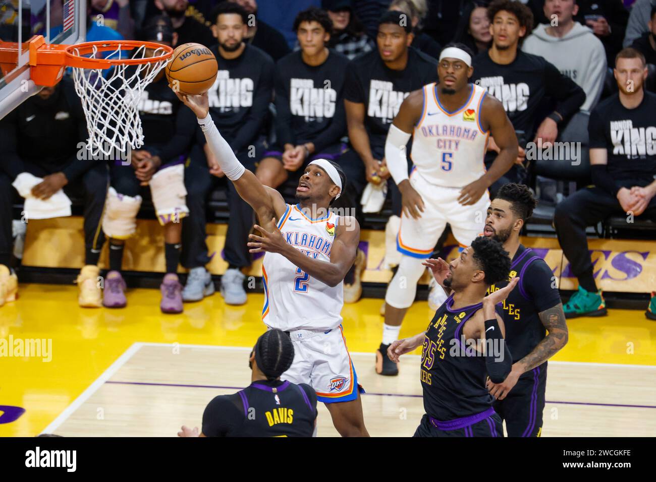 Los Angeles, Kalifornien, USA. Januar 2024. Oklahoma City Thunder's Shai Gilgeous-Alexander #2 geht bei einem NBA-Basketballspiel in der Crypto.com Arena am Montag, den 15. Januar 2024, in Los Angeles gegen die Los Angeles Lakers in den Korb. (Kreditbild: © Ringo Chiu/ZUMA Press Wire) NUR REDAKTIONELLE VERWENDUNG! Nicht für kommerzielle ZWECKE! Stockfoto