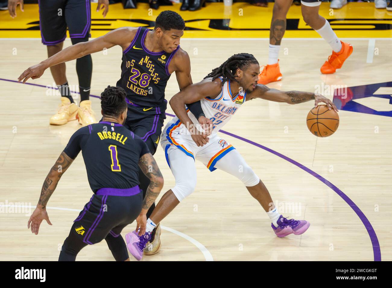 Los Angeles, Kalifornien, USA. Januar 2024. Oklahoma City Thunder's Cason Walace #22 wird von Rui Hachimura #28 der Los Angeles Lakers während eines NBA-Basketballspiels in der Crypto.com Arena am Montag, den 15. Januar 2024, in Los Angeles verteidigt. (Kreditbild: © Ringo Chiu/ZUMA Press Wire) NUR REDAKTIONELLE VERWENDUNG! Nicht für kommerzielle ZWECKE! Stockfoto