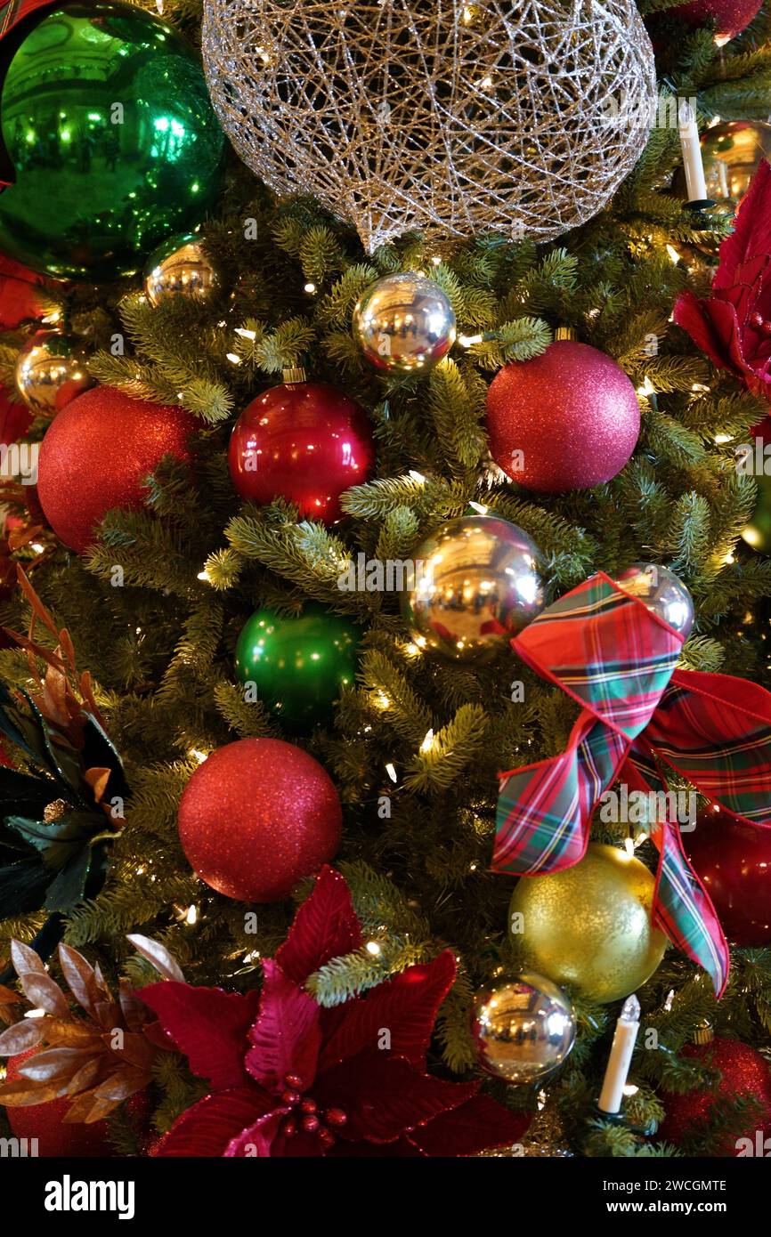 Ein festlicher Weihnachtsbaum mit einer Vielzahl von lebendigen und auffälligen Ornamenten Stockfoto