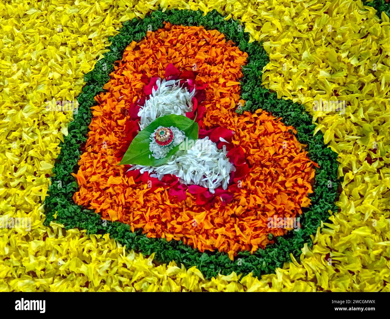 Betelnuss- und Blattdekoration, Saptapadi Blumendekoration, Hindu-Ehe, Saptapadi, auch bekannt als Sagnik Saptapadi, ist eines der wichtigsten H Stockfoto