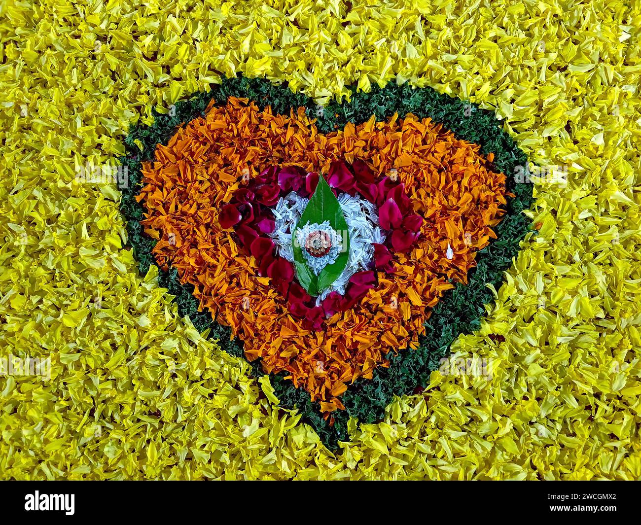 Betelnuss- und Blattdekoration, Saptapadi Blumendekoration, Hindu-Ehe, Saptapadi, auch bekannt als Sagnik Saptapadi, ist eines der wichtigsten H Stockfoto