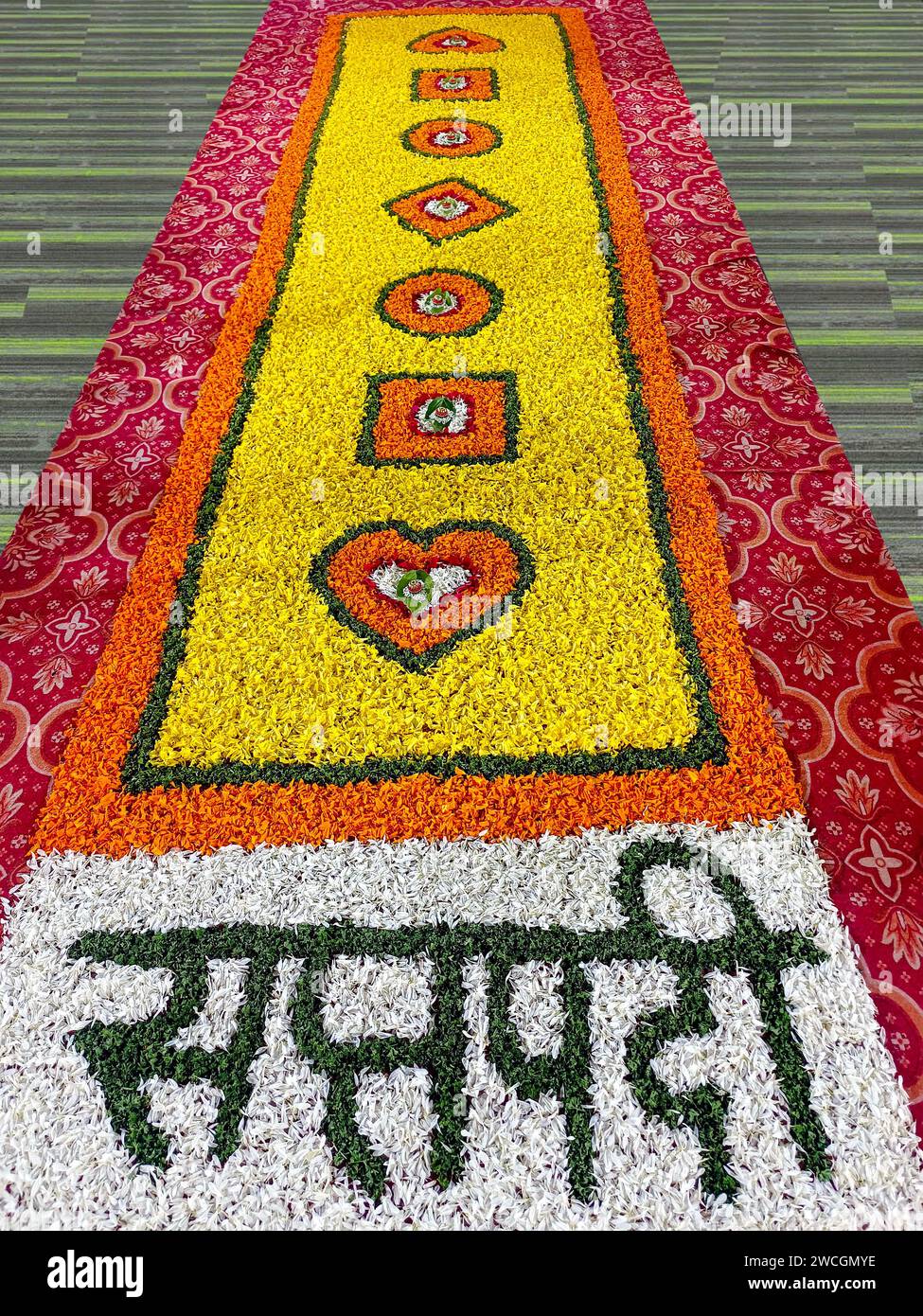 Betelnuss- und Blattdekoration, Saptapadi Blumendekoration, Hindu-Ehe, Saptapadi, auch bekannt als Sagnik Saptapadi, ist eines der wichtigsten H Stockfoto