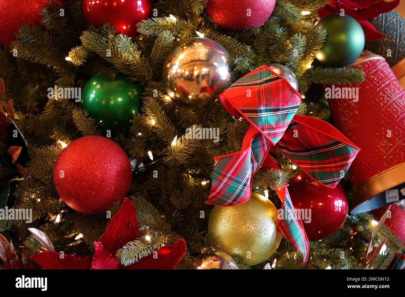 Ein festlicher Weihnachtsbaum mit einer Vielzahl von lebendigen und auffälligen Ornamenten Stockfoto