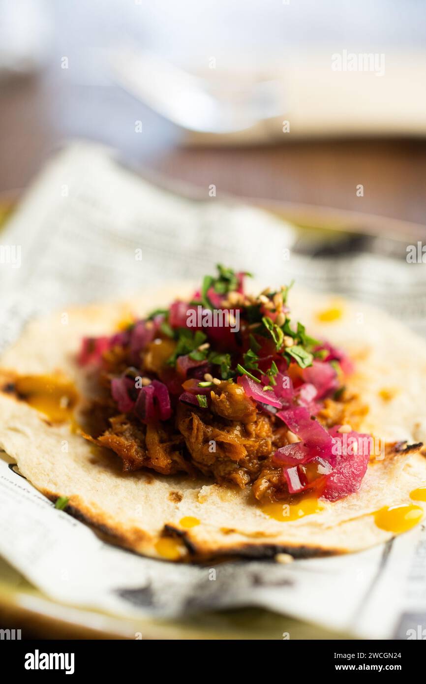 Appetitliche Cochinita pibil Tacos mit Tortilla Stockfoto