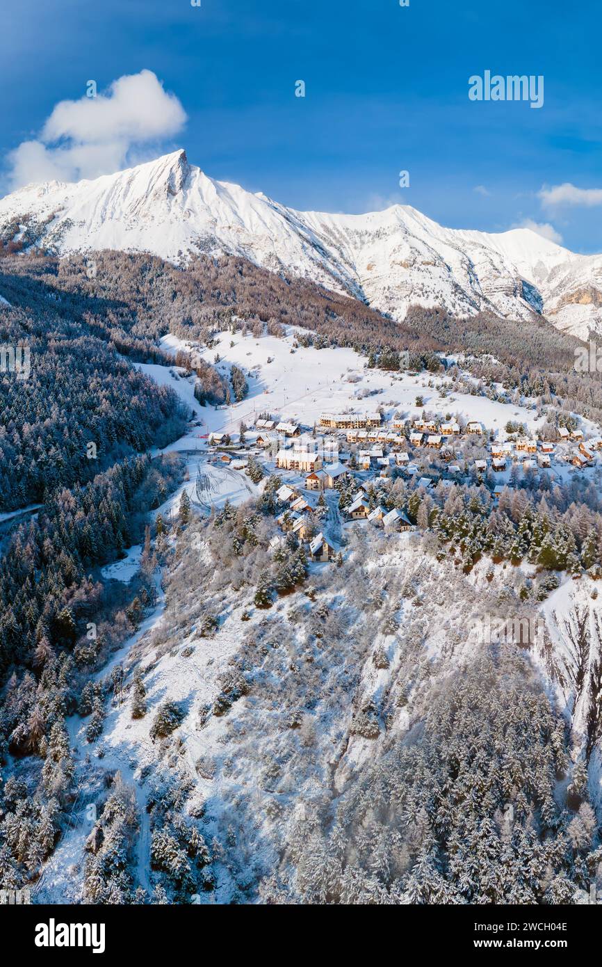 Laye Skigebiet und frostbedeckte Bäume in Champsaur (aus der Vogelperspektive). Winter in den französischen Alpen mit Aiguille Peak unter Schnee. Hautes-Alpes, Frankreich Stockfoto