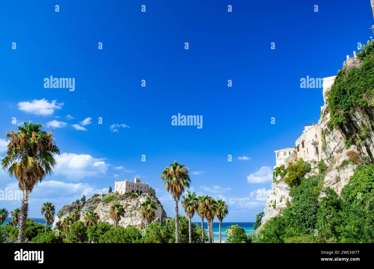 Tropea in der Provinz Vibo Valentina, Region Kalabrien, Italien - Kloster Santa Maria dell'Isola am Tyrrhenischen Meer Stockfoto