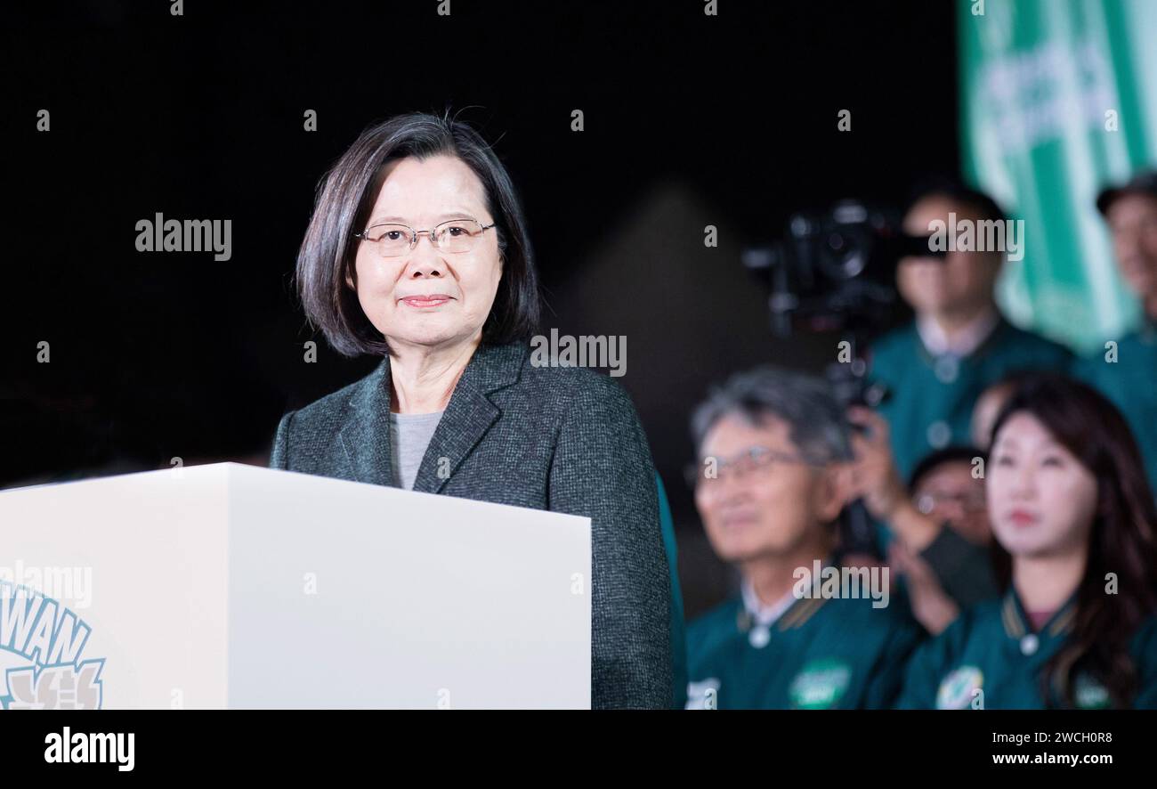 Der gegenwärtige Präsident Taiwans Tsai Ing-wen feiert den Sieg von Lai Ching-te als zukünftigen Präsidenten von Ta Stockfoto