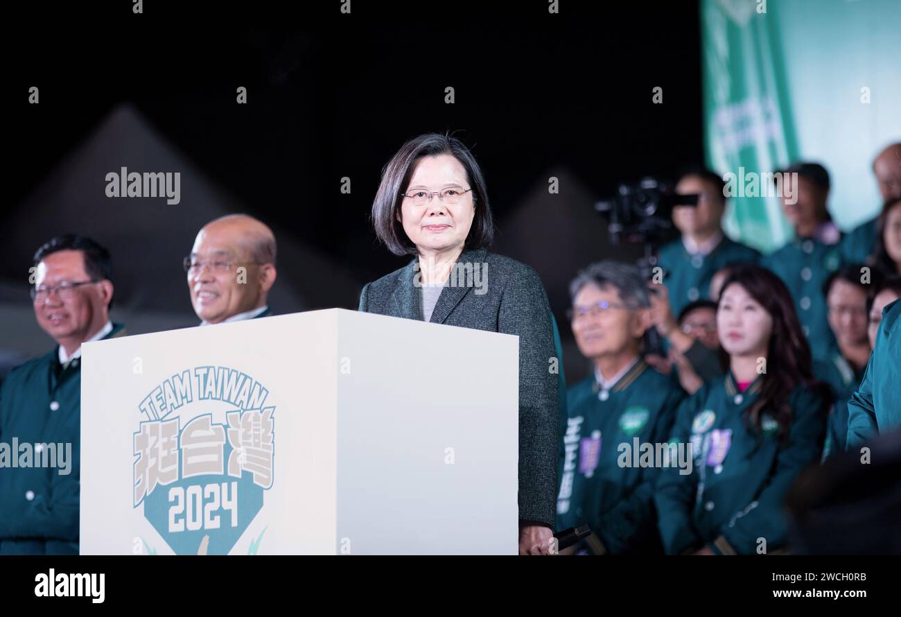 Der gegenwärtige Präsident Taiwans Tsai Ing-wen feiert den Sieg von Lai Ching-te als zukünftigen Präsidenten von Ta Stockfoto