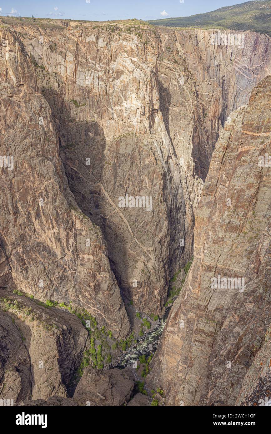 Der Gunnison River drückte zwischen den Mauern des Black Canyon, von Big Island View am nördlichen Rand aus gesehen Stockfoto