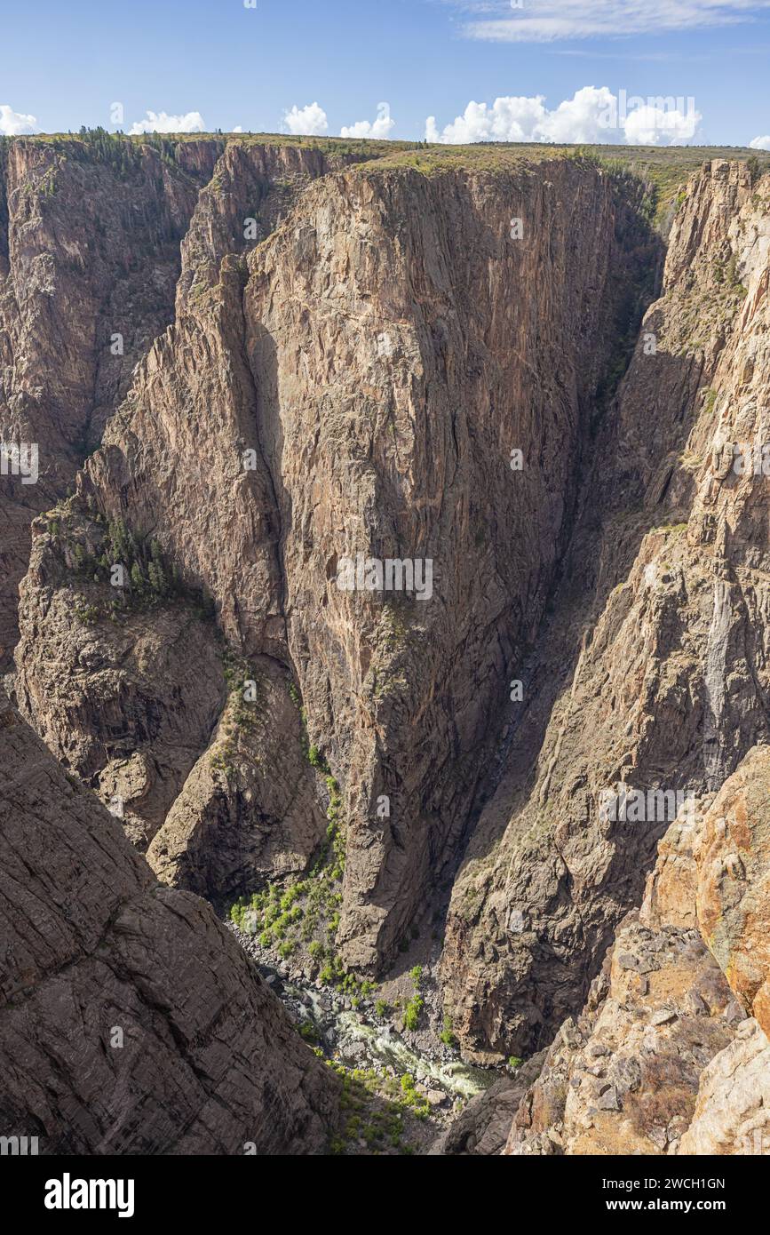 Die Narrows mit Echo Canyon im Black Canyon des Gunnison, vom Balanced Rock View am Nordrand aus gesehen Stockfoto