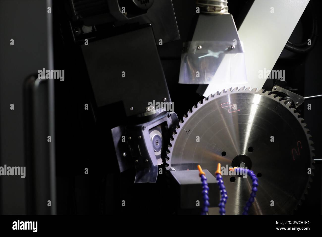 Automatische Kreissägeblattschleifmaschine mit Diamantschleifscheibe. Selektiver Fokus. Stockfoto