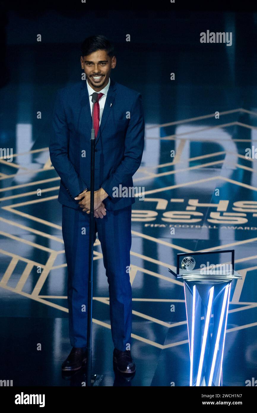 London, Großbritannien. Januar 2024. Guilherme Madruga aus Brasilien gewinnt den FIFA Puskas Award (Bestes Tor) bei den Besten FIFA Football Awards 2023 in London, Großbritannien am 15. Januar 2024. Quelle: Stephen Chung/Xinhua/Alamy Live News Stockfoto