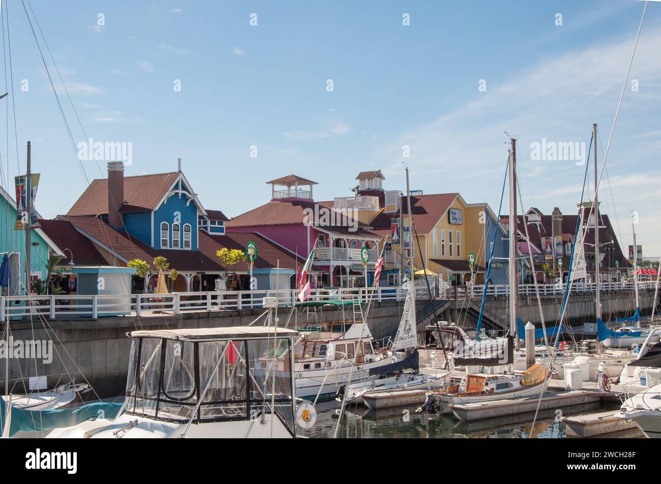 Long Beach, Kalifornien, USA – 01. Dezember 2013. Shoreline Village und Boat Dock mit Segelbooten Stockfoto