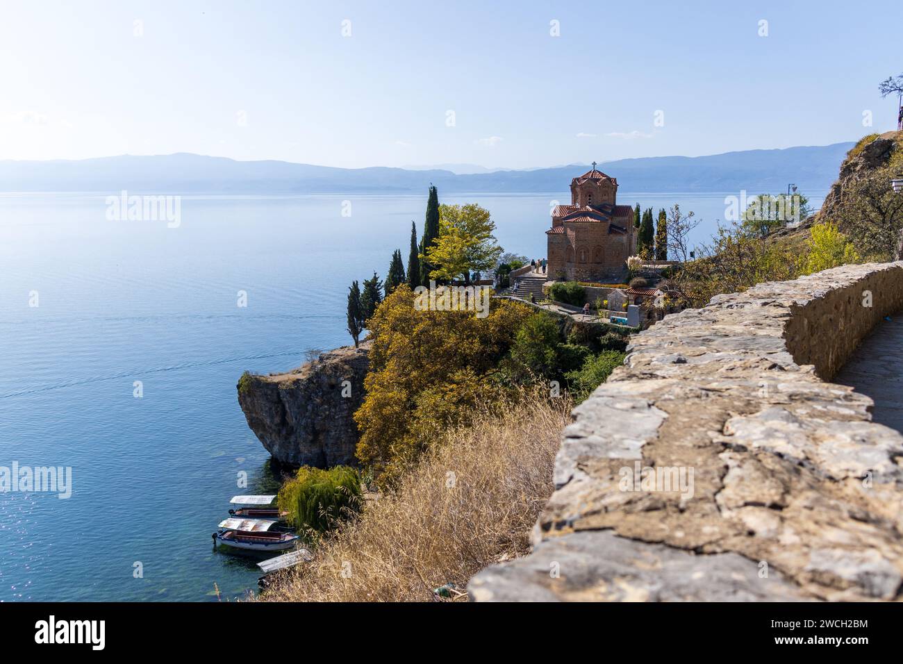 Die Kirche des Heiligen Johannes in Kaneo in der Nähe der Stadt Ohrid in Nordmazedonien. An einem sonnigen Tag mit blauem Himmel, der über das Wasser des Sees blickt Stockfoto