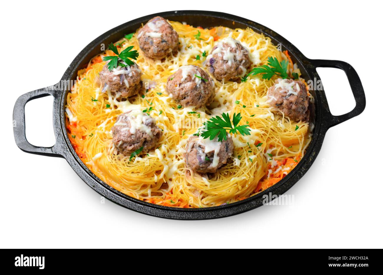 Nudelnester mit Fleischbällchen und Tomatensauce auf weißem isoliertem Hintergrund Stockfoto