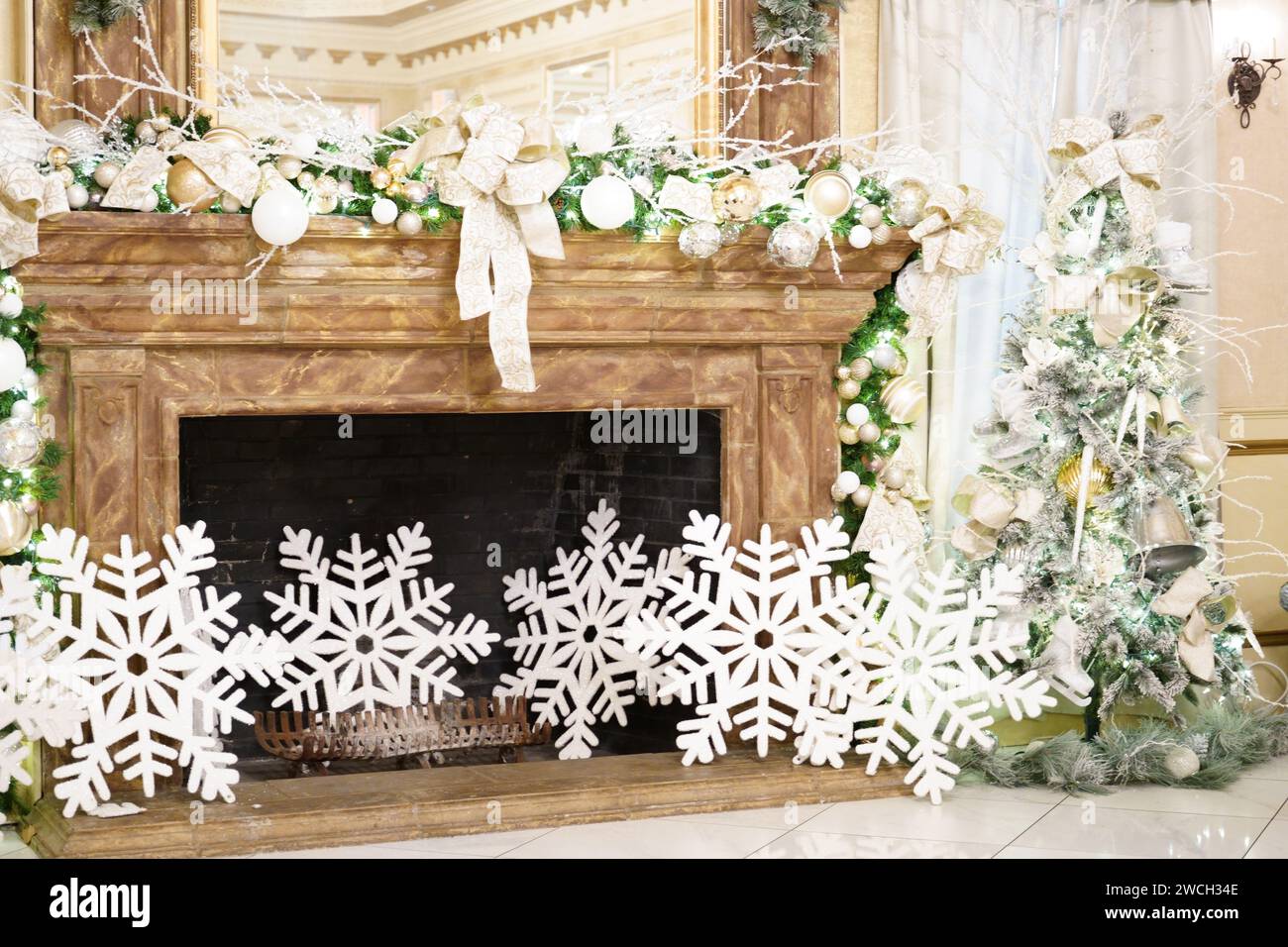 Ein elegant dekorierter Kamin mit einer Fülle von schönen weißen Ornamenten Stockfoto