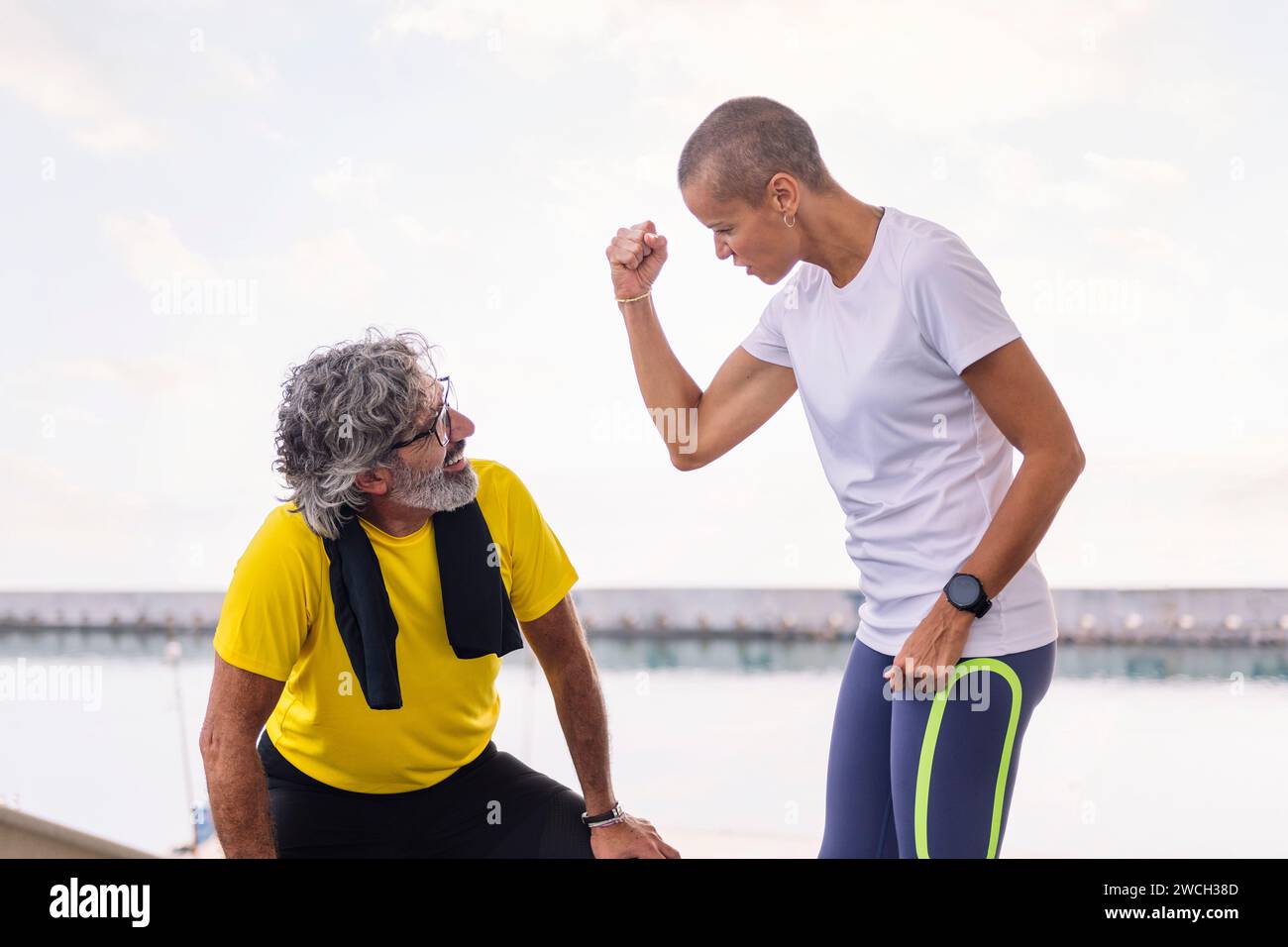 Trainer ermutigt den Senior Sports man Stockfoto