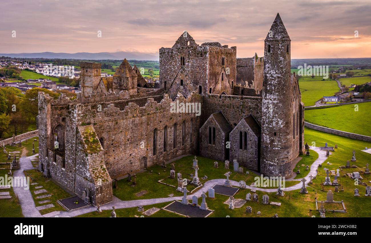 Ein Blick aus der Vogelperspektive auf den Rock of Cashel in Cashel, County Tipperary, Irland. Stockfoto