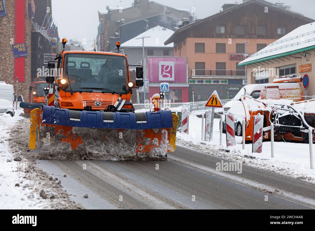 Porta, Frankreich - 05. Dezember 2019: Schneepflug der dir Sud-Ouest, der den Straßenabschnitt an der Grenze zwischen Porta (Frankreich) und Pas de la Casa ( Stockfoto