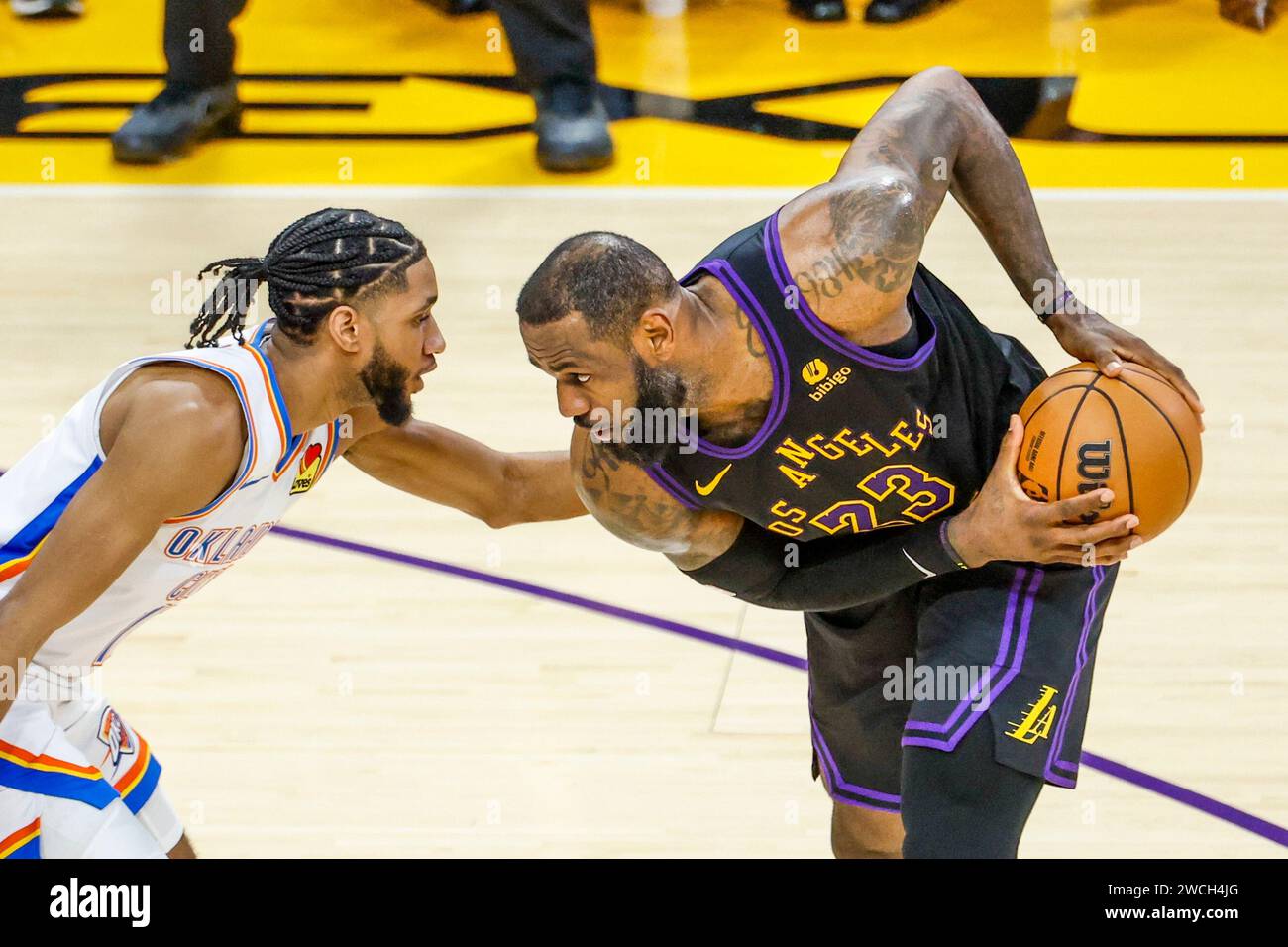 Los Angeles, Usa. Januar 2024. LeBron James (R) der Los Angeles Lakers wird von Isaiah Joe (L) aus Oklahoma City bei einem NBA-Basketballspiel in der Crypto.com Arena verteidigt. Quelle: SOPA Images Limited/Alamy Live News Stockfoto