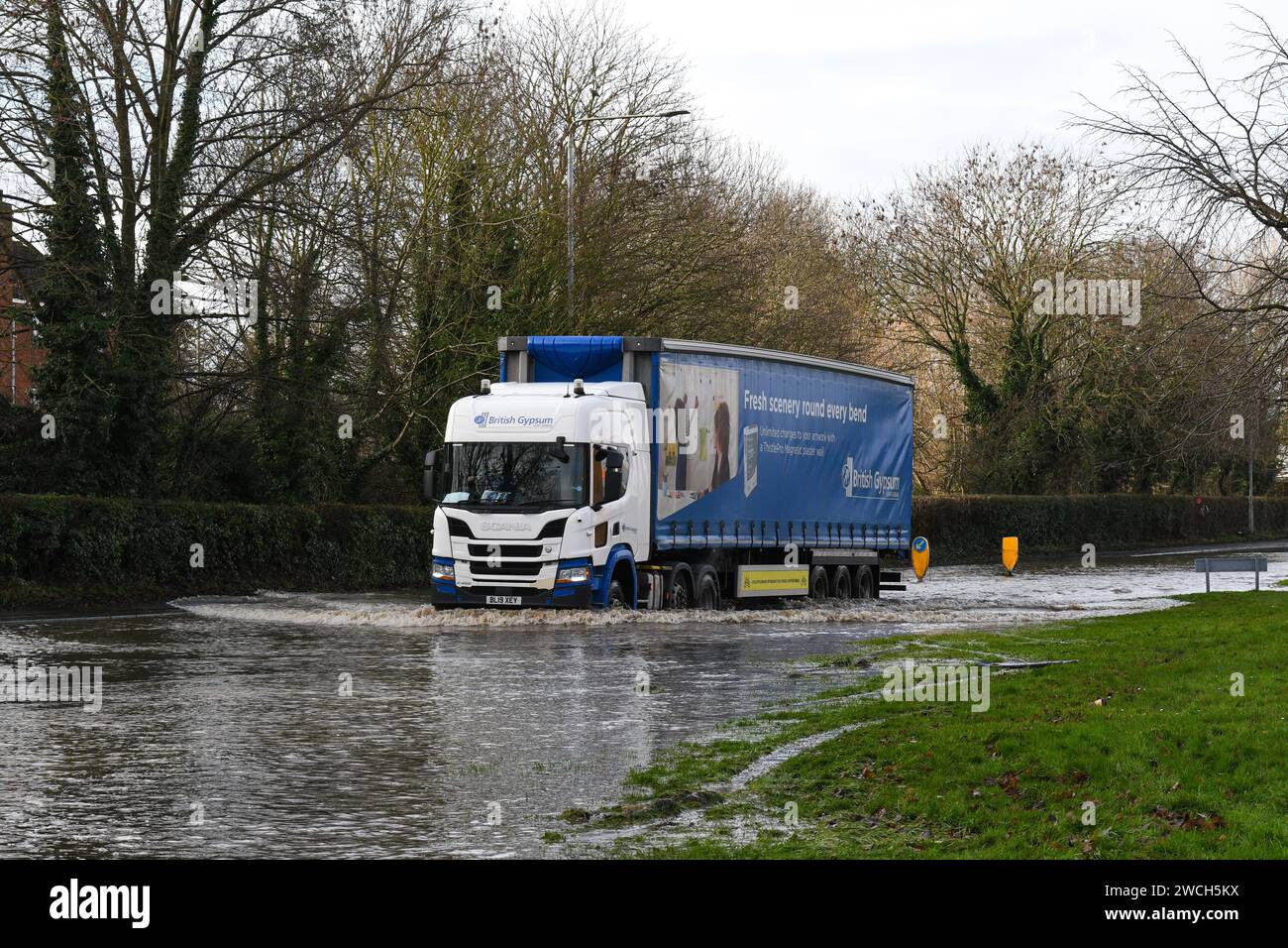 britischer Gipskraftwagen, der nach Sturm henk in der belton Road in loughborough durch Hochwasser fährt Stockfoto