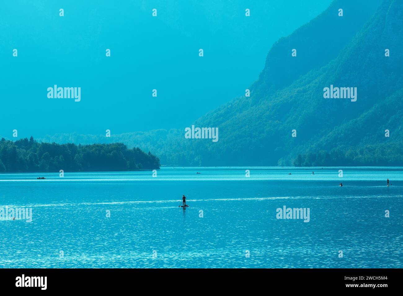 Menschen, die Wasseraktivitäten am See Bohinj in Slowenien genießen, Sommersport im Freien, selektiver Fokus Stockfoto