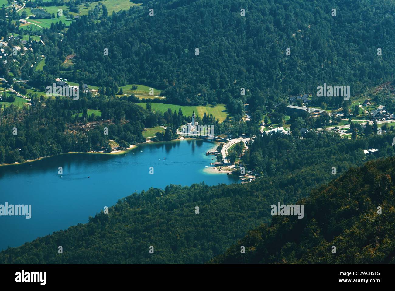 See Bohinj-Tal und Dorf Ribcev Laz, Luftaufnahme am Sommermorgen Stockfoto