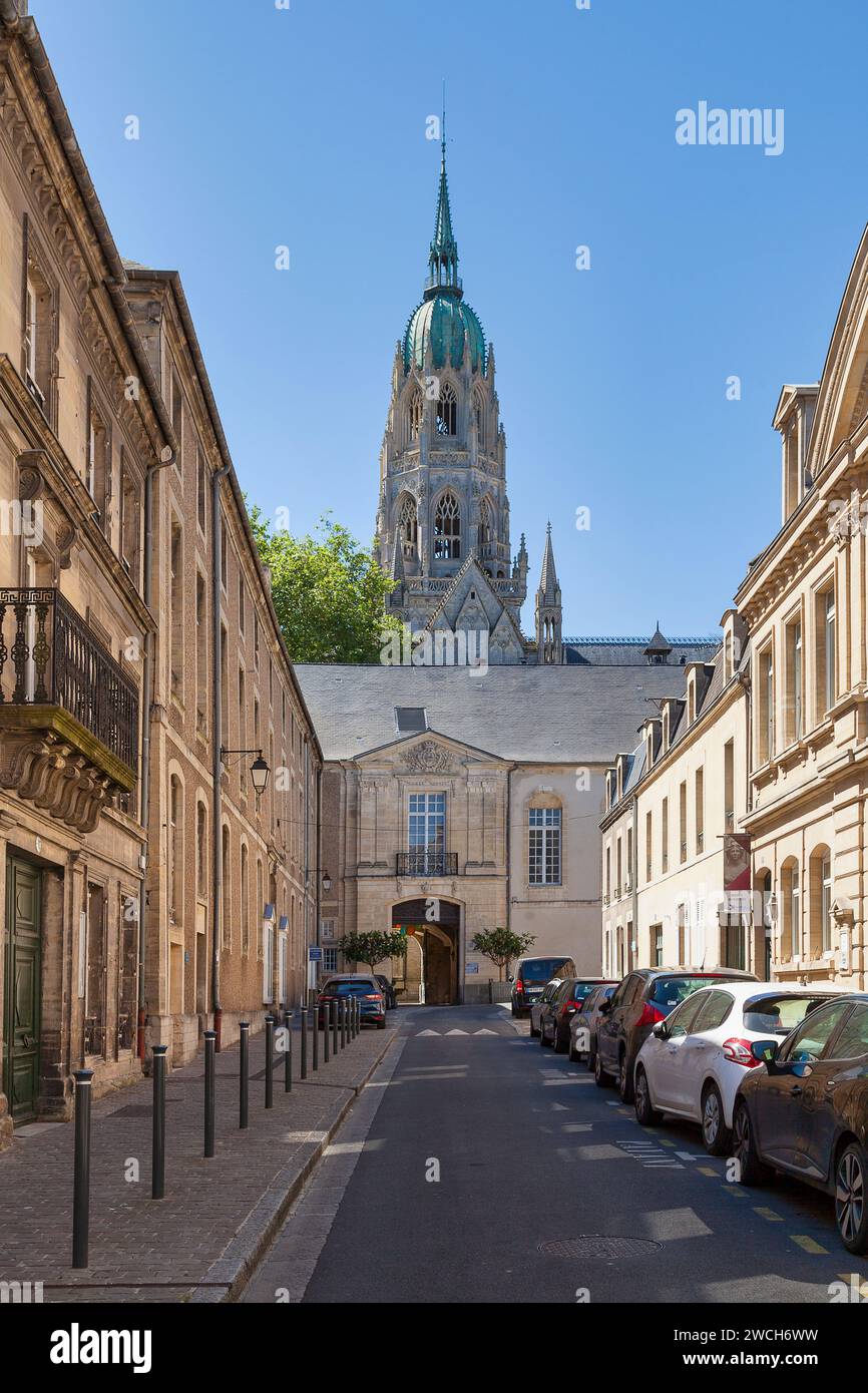 Bayeux, Frankreich - 06. August 2020: Die Kathedrale Notre-Dame de Bayeux ist eine gotische Kathedrale in der Altstadt, die Sitz des Diöks ist Stockfoto