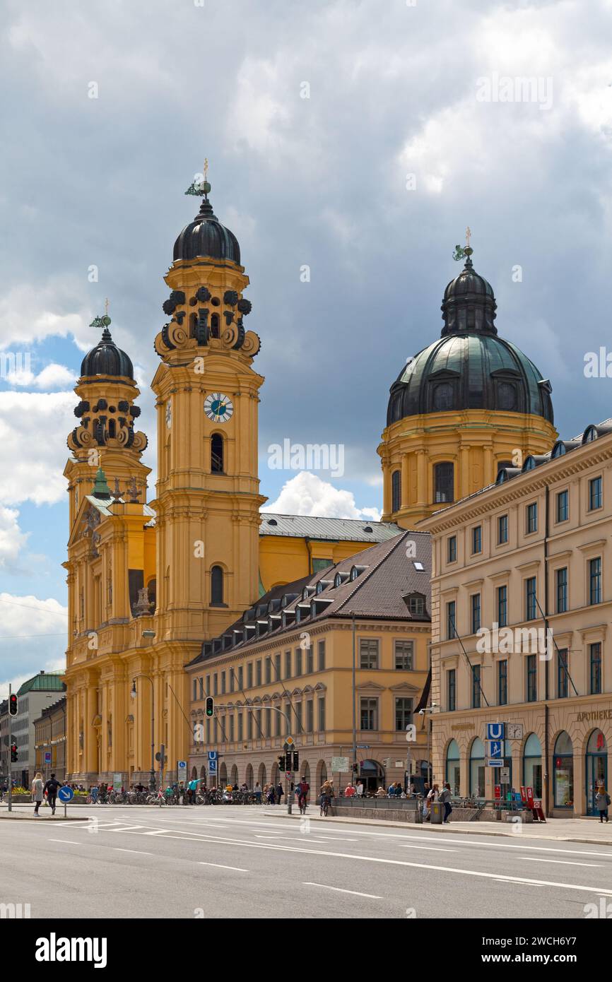 München - Mai 30 2019: Die Theaterkirche St. Cajetan (Deutsch: Theatinerkirche St. Kajetan) ist eine kuppelförmige barocke katholische Kirche mit Striki Stockfoto