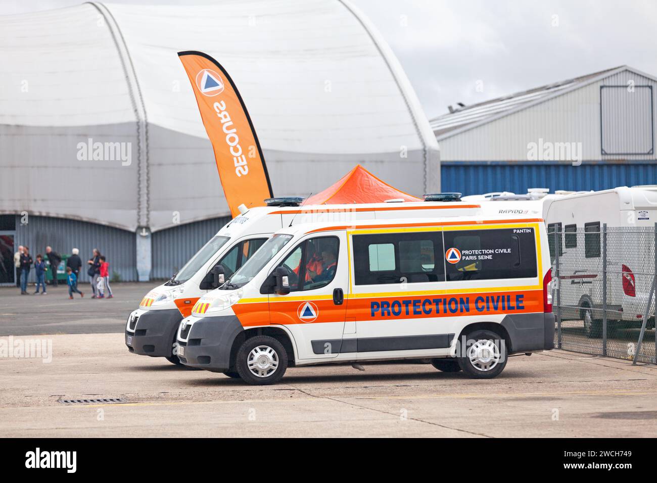 Le Bourget, Frankreich - 29. September 2019: Zwei Krankenwagen der „Protection Civile“ (First Responder) parken am Flughafen Paris-Le Bourget (französisch: Aéropo) Stockfoto