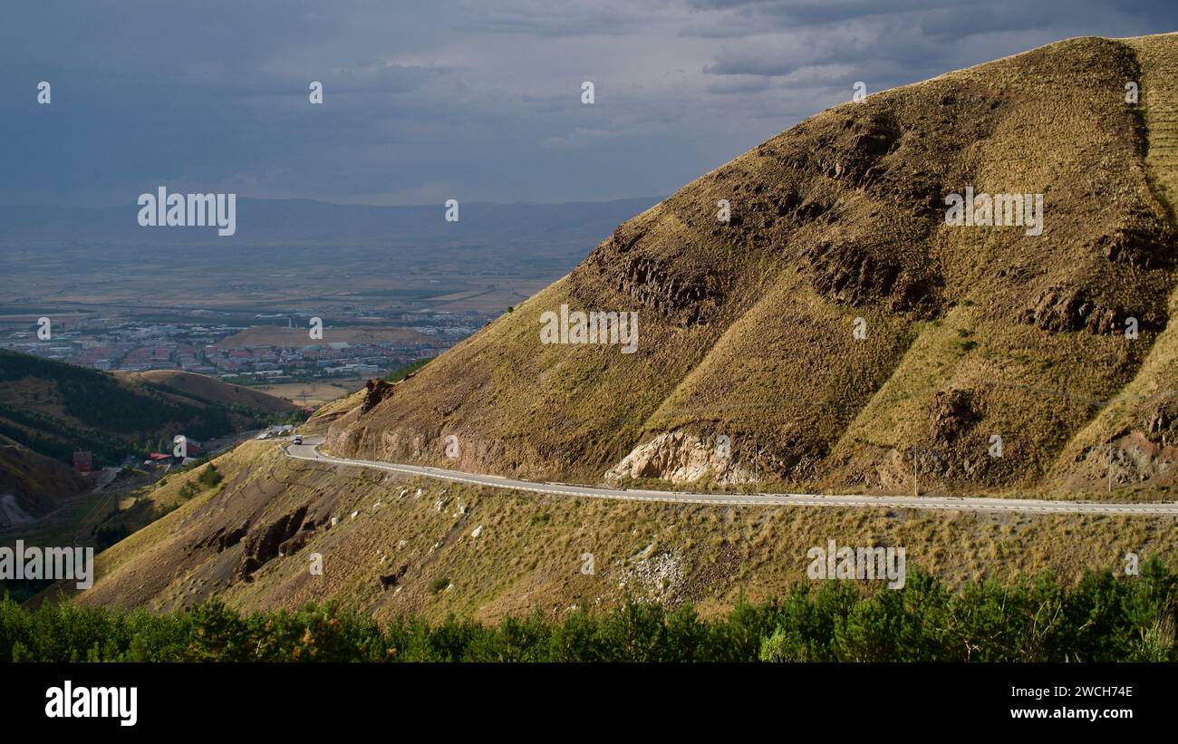 Skizentrum Erzurum Palandöken und Berg Palandöken. Palandöken-Berge rund um Erzurum am Ende des Sommers. Stockfoto