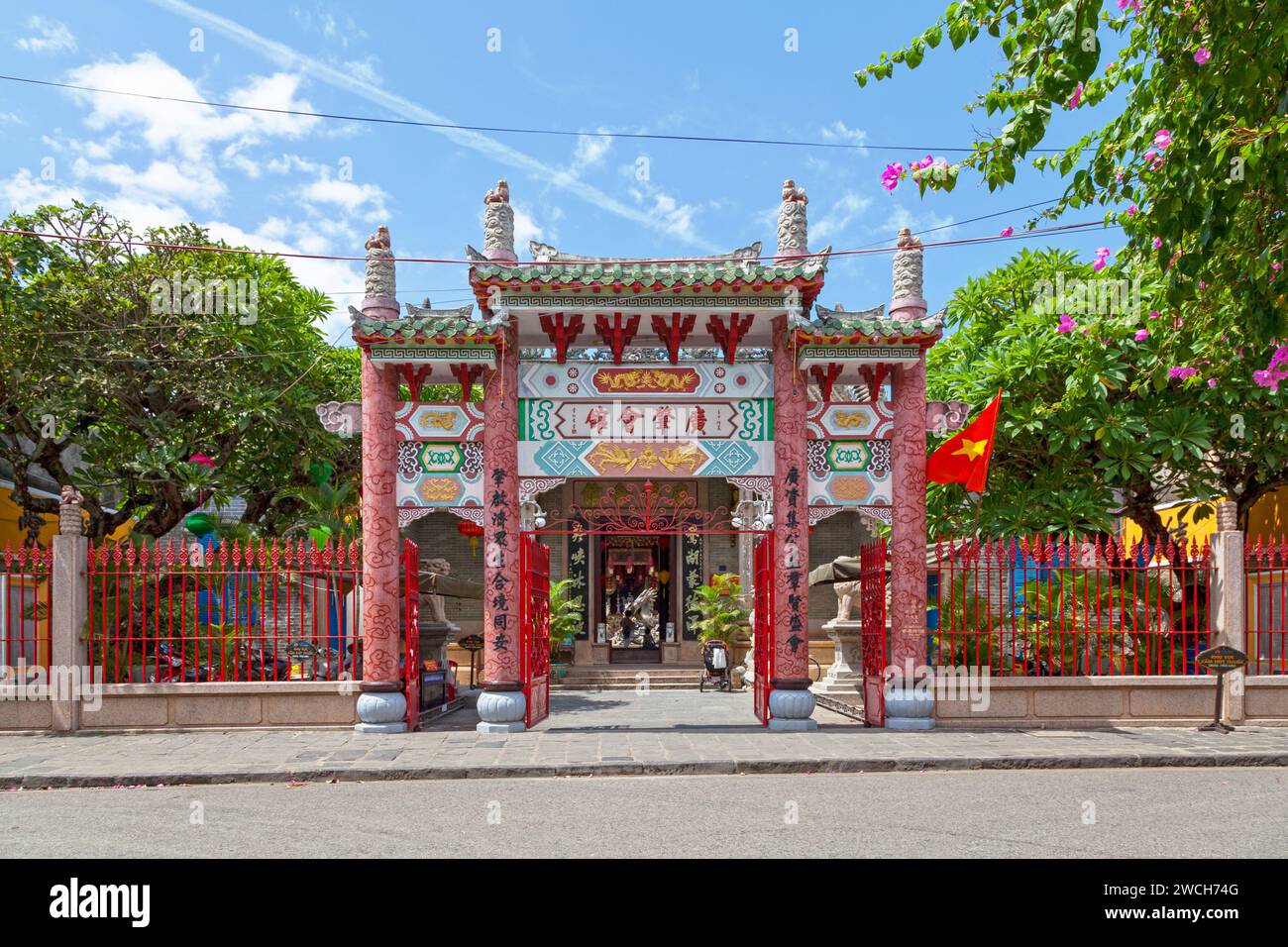Hoi an, Vietnam - 21. August 2018: Eingang des Hoi Quan Quang Dong, eines chinesischen Tempels in der Altstadt. Stockfoto