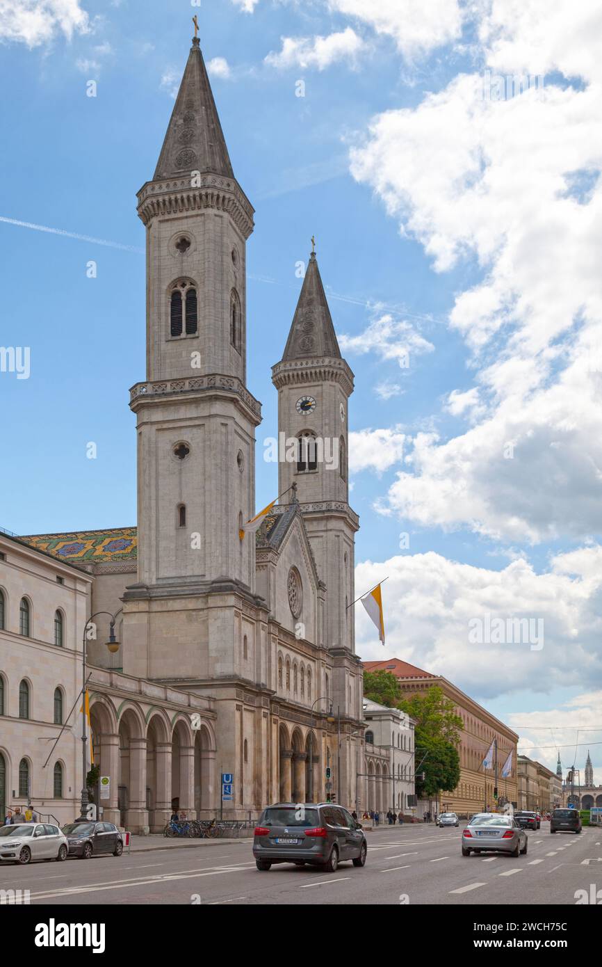 München, Deutschland - Mai 30 2019: Die katholische Pfarr- und Universitätskirche St. Louis, genannt Ludwigskirche, ist eine monumentale Kirche im neoromanischen styl Stockfoto